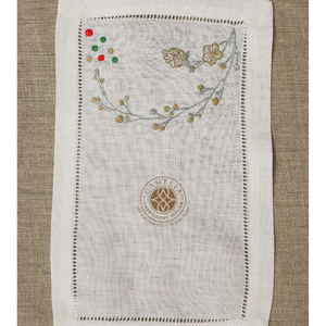 Serviette de cocktail haut de gamme avec broderie élégante, qualité durable, idéale pour les événements prestigieux et les cadeaux. - Product Image 1