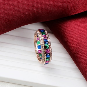 Vente en gros de bagues éternité en argent sterling 925 plaqué or rose avec zircone cubique multicolore sertie sur le bord, Memoria Jewels - Product Image 2