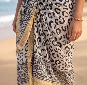 Pareo de algodón con estampado a mano indio y borde Zari al por mayor para mujer, ideal para playa y vacaciones. - Product Image 1