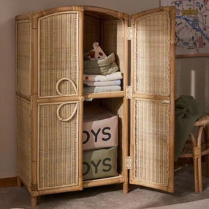 Cette armoire de rangement pour bébé est tressée en rotin naturel. C'est une armoire à deux niveaux avec portes. - Product Image 1