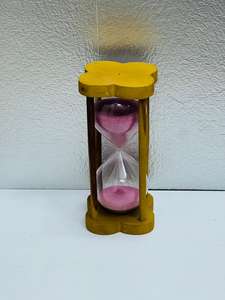 Sablier en bois fait main de 9 pouces avec sable rose |   Décoration de table rustique avec motif croix d'ange pour Noël et anniversaires - Product Image 4