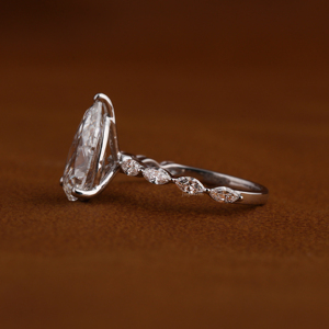 Anillo de compromiso clásico con diamante de corte pera cultivado en laboratorio y laterales marquesa, oro real de 14k, anillo nupcial personalizado, fabricante de joyería fina. - Product Image 4
