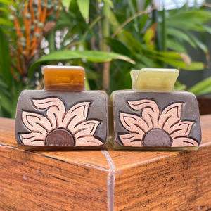 Cheveux élégants Magnifiquement usinés à la main en cuir Mini pinces à cheveux Design floral Accessoires de cheveux en cuir gravé de qualité supérieure pour femmes - Product Image 5