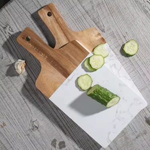 Planche à découper en bois naturel avec poignée intégrée et trou de suspension, écologique, REHMAN CRAFT - Product Image 1