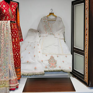 Trajes pakistaníes Pure Chanderi con forro de algodón malmal bordado pesado Zari yugo y frente con encaje de secuencia bordado completo - Product Image 1