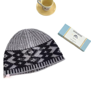 Gorro Unisex Tejido a Mano con Patrón Geométrico Rojo y Blanco, 100% Acrílico, Gorro de Invierno Informal para Adultos, 56-58CM - Product Image 3