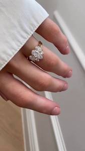 แหวนมอสซาไนต์ 1 กะรัต ทรงวงรี ประดับแบบกรงเล็บลายเกล็ดหิมะ สำหรับผู้หญิง เงินแท้ 925 ชุบทอง เหมาะสำหรับงานเลี้ยง ของขวัญสุดหรู - Product Image 2