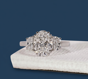 แหวนเพชรทรงรีและครึ่งวงกลม 2.60 กะรัต เพาะเลี้ยงในห้องปฏิบัติการ ระดับความสะอาด VVS2 สี F รับรองโดย IGI ทองคำขาว แหวนหมั้นสามเม็ด ขายส่ง - Product Image 1