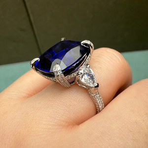Anillo de Oro Blanco de 18K para Mujer con Zafiro Azul Corte Cojín y Detalles de Diamantes, Estilo Clásico de Compromiso, Certificado IGI - Product Image 4