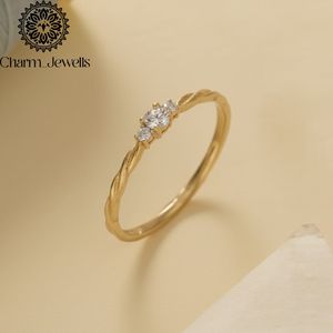 Bague de fiançailles pour femme Charm_Jewells en or jaune avec trois pierres de moissanite taille brillant ronde, sertie à griffes, style classique - Product Image 3