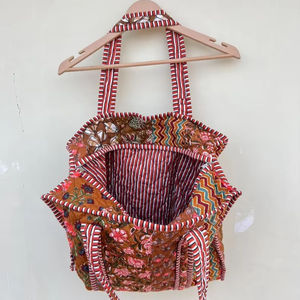 Sac fourre-tout matelassé léger en gros, grande capacité, en coton, sac à bandoulière pour femme, toutes saisons, fabriqué au Rajasthan - Product Image 1