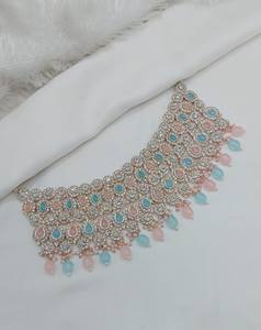 Parure de bijoux de mariée exquise en alliage plaqué or rose, avec collier ras-du-cou, boucles d'oreilles et Maang Tikka ornés de zircons et de pierres multiples, pour mariage et soirée - Product Image 3