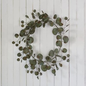 Trio de couronnes rustiques comprenant trois cadres en fil de fer ornés de feuilles d'eucalyptus texturées dans des tons vert, prune et or pour la décoration - Product Image 2