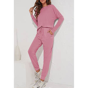 Conjunto deportivo para mujer, ideal para chicas altas, con chaqueta y pantalones con logo personalizado, diseñado para gimnasio, entrenamiento, fitness y yoga. - Product Image 3