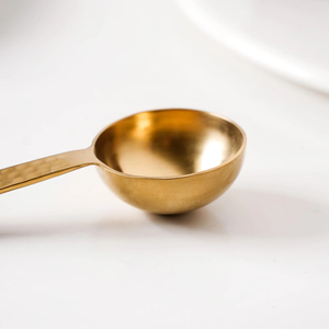 Taza Medidora de Metal Dorado, Utensilio de Cocina para Hornear, Cucharas Medidoras de Latón Hechas a Mano, Cuchara Pulida con Diseño Personalizado para el Hogar - Product Image 1