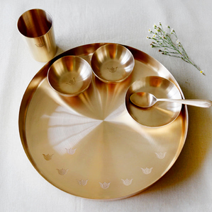 Juego de platos de bronce Kansa con motivo del Árbol de la Vida, incluye plato grande, tres tazones, vaso y cuchara, disponible a precios de mayorista. - Product Image 5