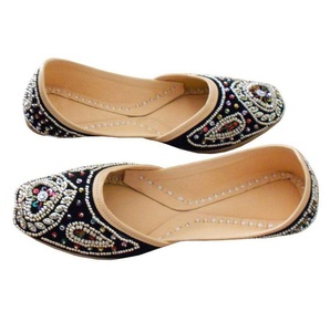 Zapatos Khussa Negros Hechos a Mano para Mujer, Calzado Étnico Tradicional Pakistaní, Zapatos Planos Bordados para Mujer, Venta al Por Mayor - Product Image 4