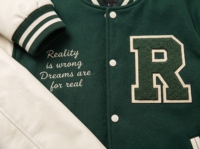 Chaqueta Varsity Unisex Verde con Letra R, Cierre de Botones, Bolsillo Frontal Bordado, Corte Regular, Estilo Urbano, Ropa de Invierno 3D