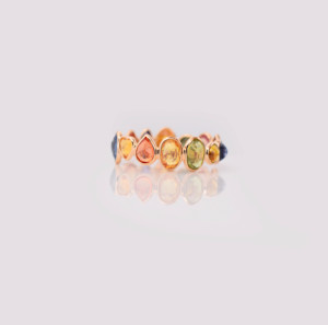 แหวนประดับพลอยไพลินหลากสีธรรมชาติแบบ Eternity Band ตัวเรือนทองคำแท้ 18K สีเหลือง – แหวนประดับพลอยรูปวงรีหลากสีรุ้ง สุดหรูประจำเดือนกันยายน - Product Image 2
