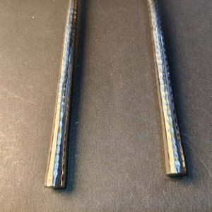 Ensemble de service à salade contemporain en 2 pièces avec texture martelée, poignées extra-longues et fines, finition chromée polie - Product Image 3