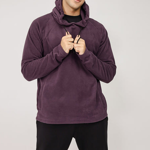 Sweat à capuche bordeaux personnalisé pour homme avec cordons de serrage noirs et design minimaliste uni, style streetwear décontracté - Product Image 3