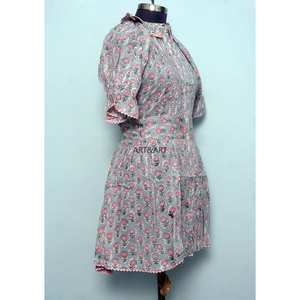 Haut court pour femme de haute qualité, moderne, à imprimé floral délicat, col mandarin, manches évasées, silhouette ajustée et évasée, 100% coton respirant - Product Image 5