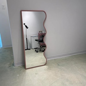 Miroir sur pied abstrait contemporain avec cadre rouge, miroir pleine longueur unique, parfait pour la salle de bain, le salon et la décoration de studio - Product Image 2