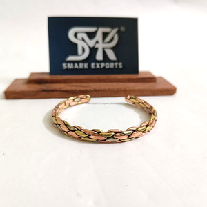 Brazalete de cobre trenzado plano hecho a mano Kada ajustable de extremo abierto elegante joyería curativa de cobre puro para hombres y mujeres - Product Image 1