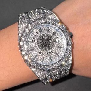 Splendide coffret cadeau de bijoux de luxe avec montre à diamants, mouvement à quartz analogique en argent Moissanite ETA, 45 mm, verre saphir, déployant - Product Image 1