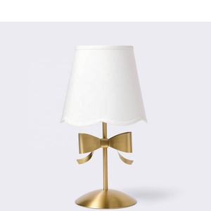 Lámpara de Mesa Metálica con Lazo Dorado Decorativo, Base de Hierro, Pantalla de Tela Premium, Iluminación Ambiental Cálida para Interiores Elegantes - Product Image 4
