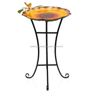 Bain d'oiseaux classique en métal pour jardin, patio, design élégant, base robuste, attirant les oiseaux, avec bassin de rétention d'eau. - Product Image 1