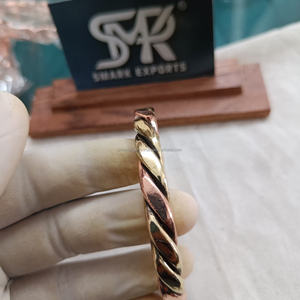 Brazalete de cobre y latón hecho a mano, brazalete Kada para hombres y mujeres, diseño retorcido, joyería curativa elegante - Product Image 3