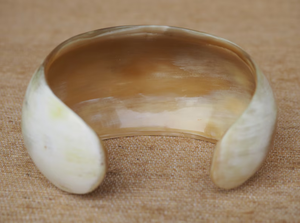 Bracelet manchette moderne en corne de buffle fait main et écologique pour femme, couleur corne naturelle, cadeau de mariage parfait pour les entreprises - Product Image 4