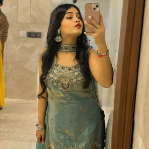 Ensemble Sharara brodé par des artisans avec un dupatta élégant – Collection spéciale festive - Product Image 1