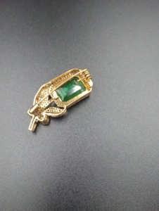Broche ethnique faite à la main en argent 925 plaqué or avec pierre doublette verte et motif floral, idéale pour un cadeau de mariage ou de fiançailles - Product Image 1
