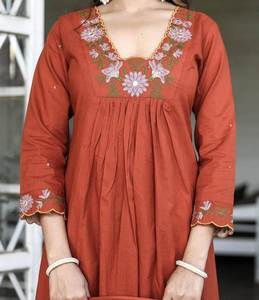 Ensemble Anarkali en rayonne douce effet flammé, brodé, col bateau évasé, manches trois quarts, avec dupatta en coton Chanderi, idéal pour les fêtes, style moderne - Product Image 4