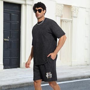 Conjunto de 2 Piezas para Hombre, Camiseta de Manga Corta con Estampado Gráfico Vintage y Pantalones Cortos con Cordón - Product Image 2