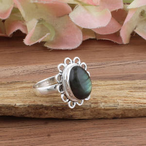 Bague en argent sterling 925 avec labradorite naturelle sertie clos, délicate et minimaliste, éclat bleu, pour femme, bijoux fins faits à la main style bohème - Product Image 3