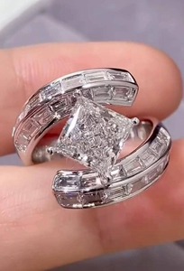 Anillo de Compromiso de Oro Amarillo de 14K con Diamante Cultivado en Laboratorio de Corte Princesa de 1.50CT, Certificado IGI, Claridad VS+, Banda de 2.2MM, Diseño Minimalista - Product Image 5