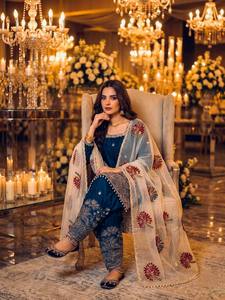 Tenue traditionnelle de fête Diwali en soie Fendy avec broderie de sequins, travail de rivets et de perles, haut, palazzo et dupatta en soie organza imprimé à la main - Product Image 1