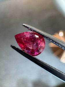 Spinelle Mahenge rose/magenta naturelle de haute qualité, taille poire, 1,00 carat, facettée, en vrac, pour la fabrication de bijoux en Tanzanie, effet de couleur - Product Image 1