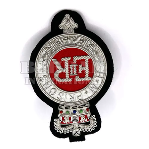 Fournisseur de badges métalliques brodés à la main en fil de Zari, emblèmes ronds 3D personnalisés en forme d'abeille, écussons de blazer pour uniformes cérémoniels - Product Image 4