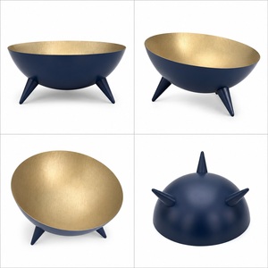 Bol de service moderne en métal bleu marine avec intérieur doré et pieds coniques pour le service des aliments - Product Image 4