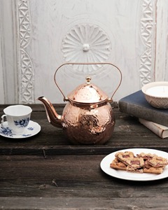 Bouilloire à thé en cuivre traditionnelle de luxe avec une belle becquetée courbée, une poignée décorative, un couvercle sécurisé, un corps de pot arrondi, d'inspiration antique - Product Image 1