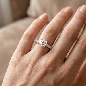 Bague de fiançailles personnalisable en or jaune 9K 14K 18K avec diamant de laboratoire taille ronde 1 carat, clarté VVS2, certifié IGI, excellente taille - Product Image 3