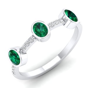 Bague de fiançailles de créateur REYES en or blanc 14 carats de qualité supérieure avec moissanite taille ovale de 0,63 carat et émeraude - Product Image 2