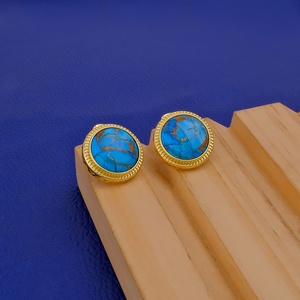 Pendientes de turquesa Mohave azul chapados en oro hechos a mano para mujer a la moda, tachuelas antideslustre inspiradas en joyas de latón detalladas - Product Image 3