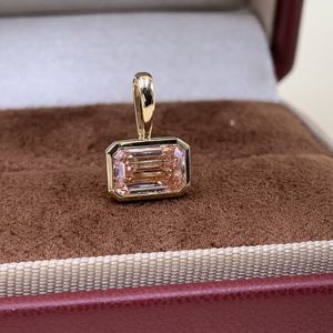 Pendentif pour femme en or blanc plaqué or 14 carats avec diamant fantaisie taille brillant rond, certifié IGI, cultivé en laboratoire, style classique, pour usage quotidien - Product Image 1