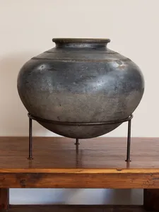 Pot à eau rond vintage en fer avec support, pot de fleurs, vase pour entrée de porte, coin de jardin, salon, décoration intérieure - Product Image 1