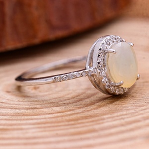 Anillo de Plata de Ley 925 con Ópalo Ovalado Natural y Circonita Cúbica, Joyas Memoria, Venta al Por Mayor - Product Image 6